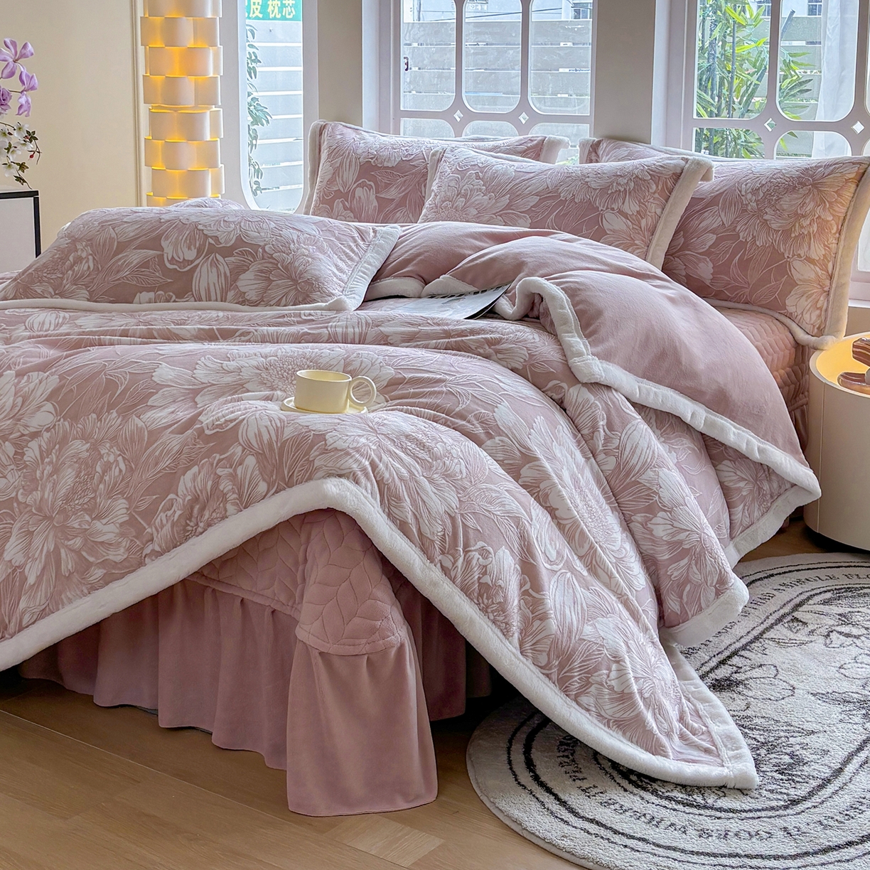 91家纺网 家纺一手货源 找家纺 金艾草 2025新款雕花绒兔毛包边牛奶绒床盖款四件套 芳华-豆沙