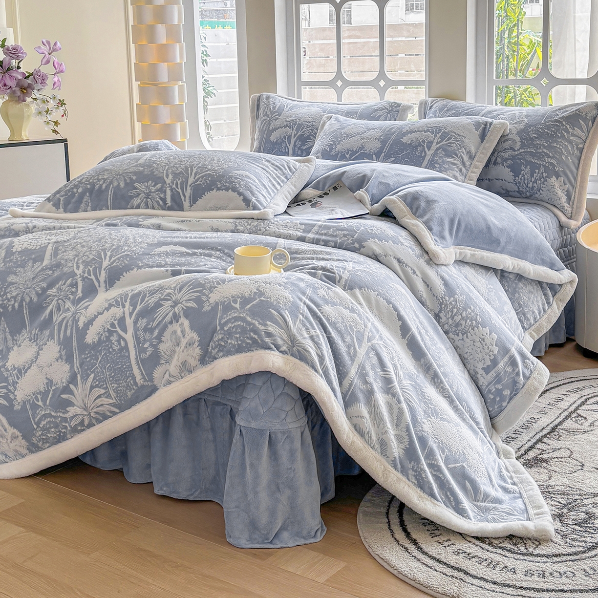 91家纺网 家纺一手货源 找家纺 金艾草 2025新款雕花绒兔毛包边牛奶绒床盖款四件套 森林秘境-浅蓝
