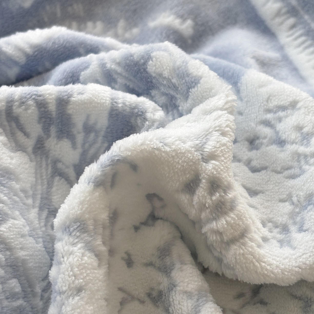 91家纺网 家纺一手货源 找家纺 金艾草 2025新款雕花绒兔毛包边牛奶绒床盖款四件套 森林秘境-浅蓝