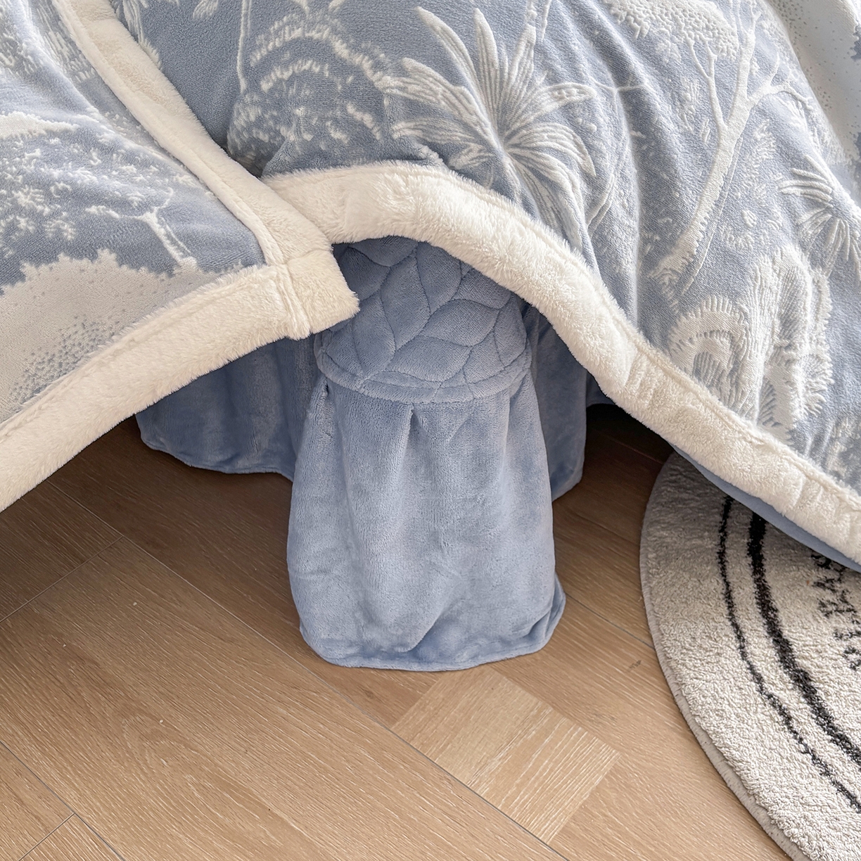 91家纺网 家纺一手货源 找家纺 金艾草 2025新款雕花绒兔毛包边牛奶绒床盖款四件套 森林秘境-浅蓝