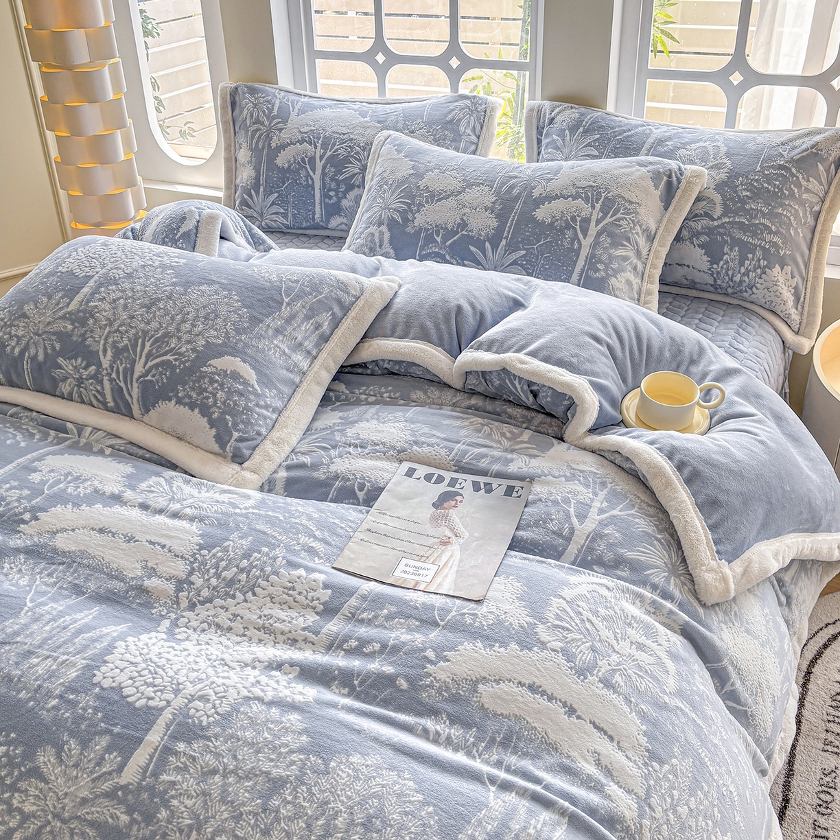 91家纺网 家纺一手货源 找家纺 金艾草 2025新款雕花绒兔毛包边牛奶绒床盖款四件套 森林秘境-浅蓝