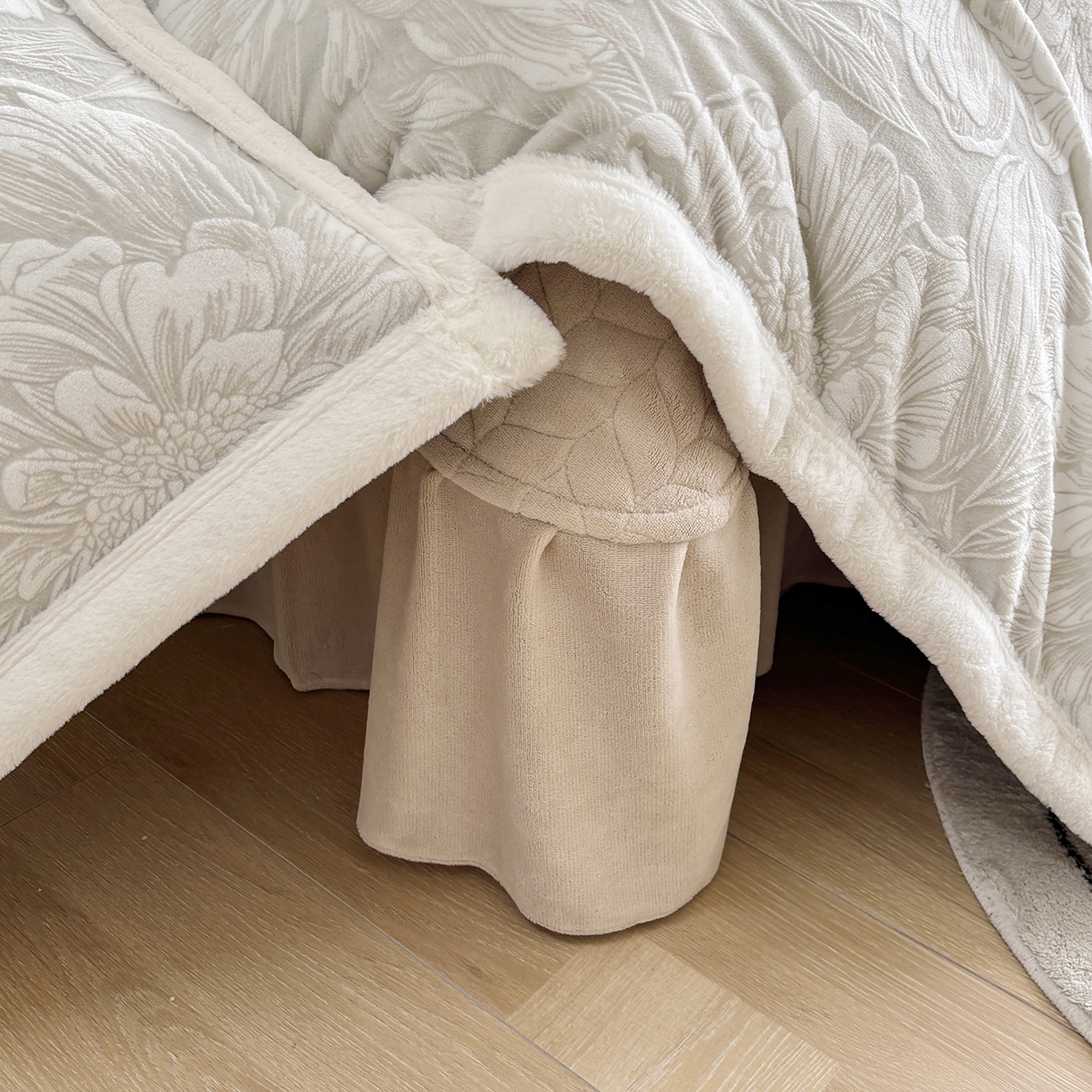 91家纺网 家纺一手货源 找家纺 金艾草 2025新款雕花绒兔毛包边牛奶绒床盖款四件套 芳华-米驼