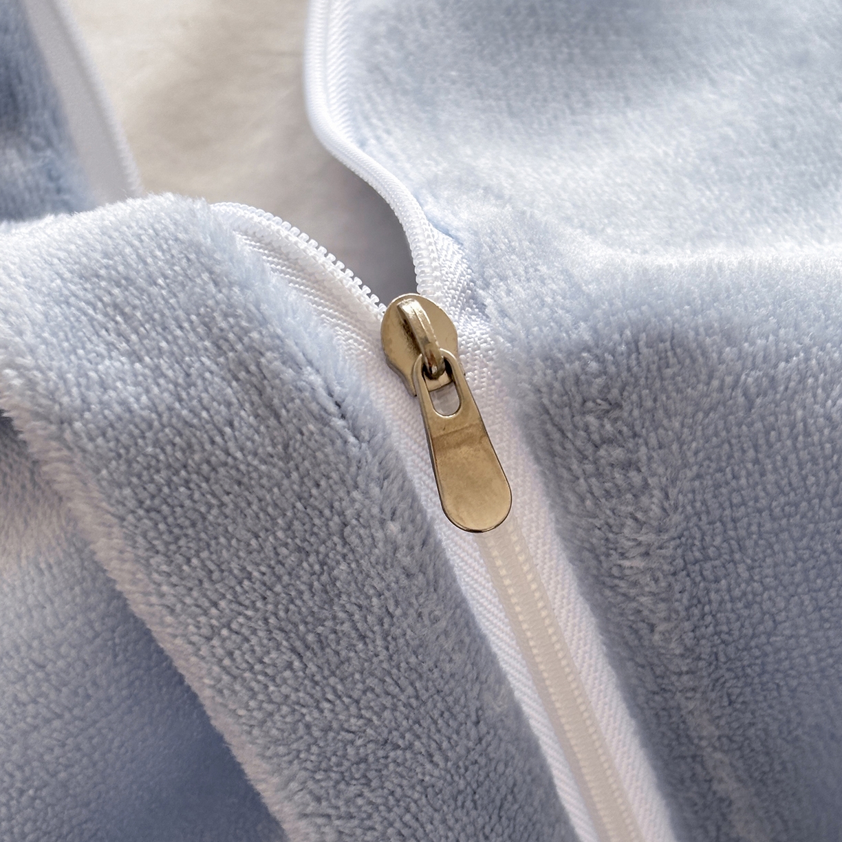 91家纺网 家纺一手货源 找家纺 金艾草 2025新款雕花绒兔毛包边牛奶绒床盖款四件套 森林秘境-浅蓝