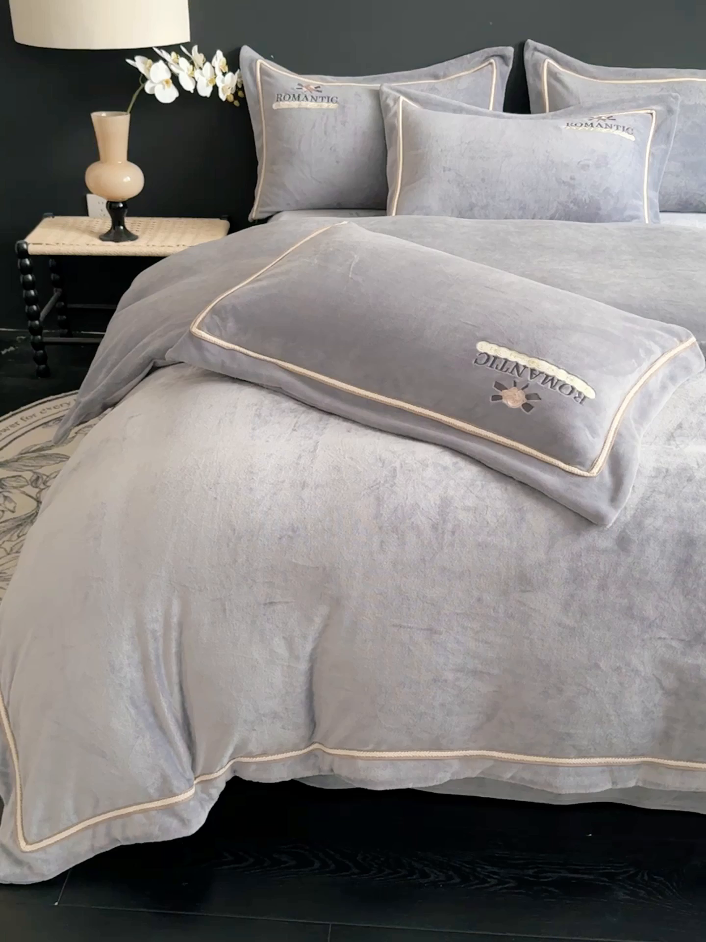 91家纺网 家纺一手货源 找家纺 （总）优姿家纺 2025新款10斤牛奶绒绣花宽边花边压线保暖四件套-幽香玫瑰