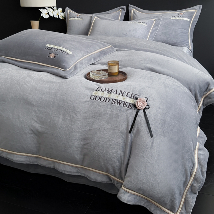 91家纺网 家纺一手货源 找家纺 （总）优姿家纺 2025新款10斤牛奶绒绣花宽边花边压线保暖四件套-幽香玫瑰