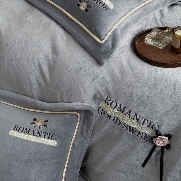 91家纺网 家纺一手货源 找家纺 （总）优姿家纺 2025新款10斤牛奶绒绣花宽边花边压线保暖四件套-幽香玫瑰