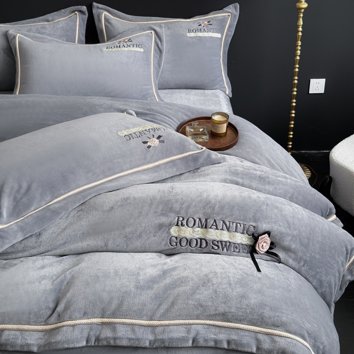 91家纺网 家纺一手货源 找家纺 （总）优姿家纺 2025新款10斤牛奶绒绣花宽边花边压线保暖四件套-幽香玫瑰