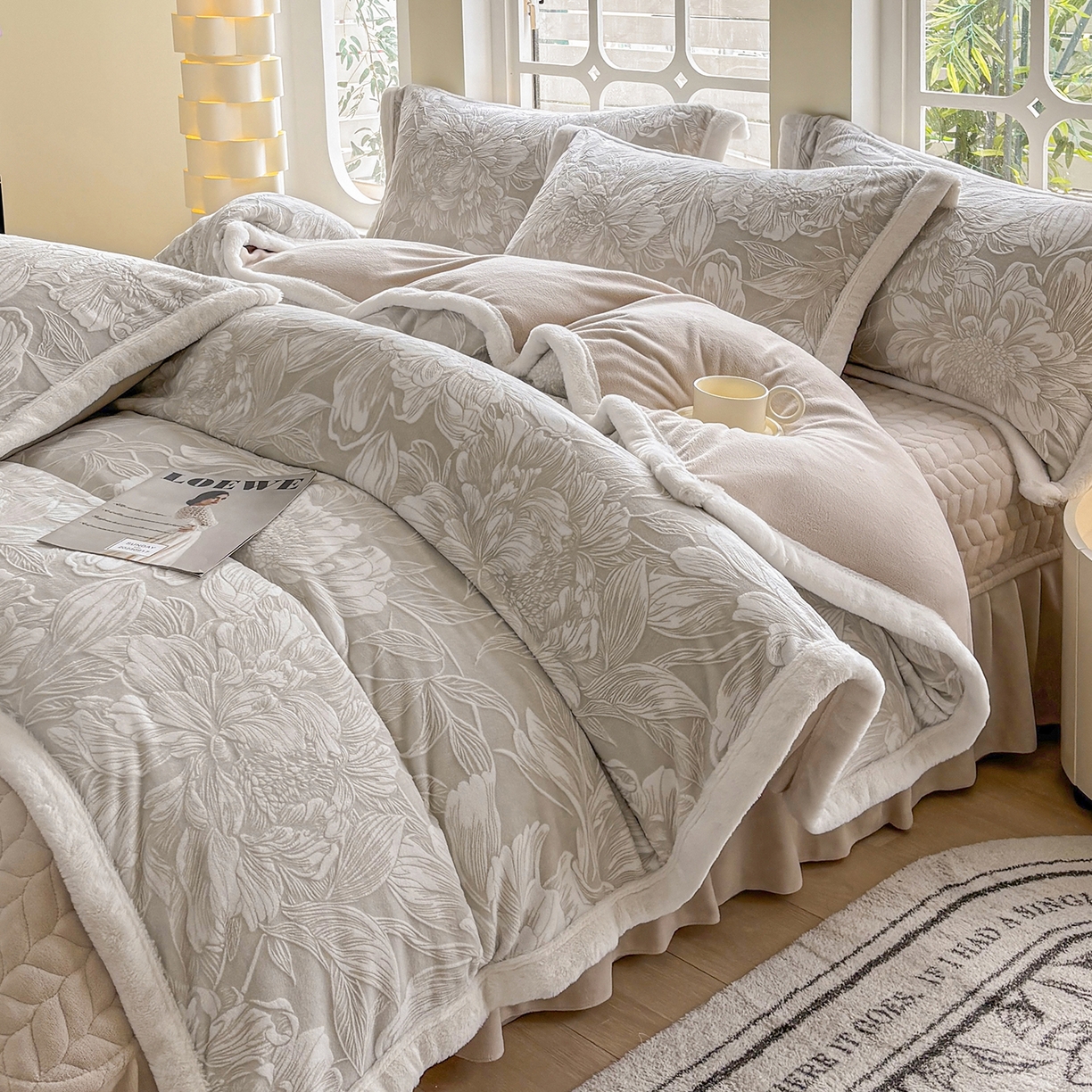 91家纺网 家纺一手货源 找家纺 金艾草 2025新款雕花绒兔毛包边牛奶绒床盖款四件套 芳华-米驼