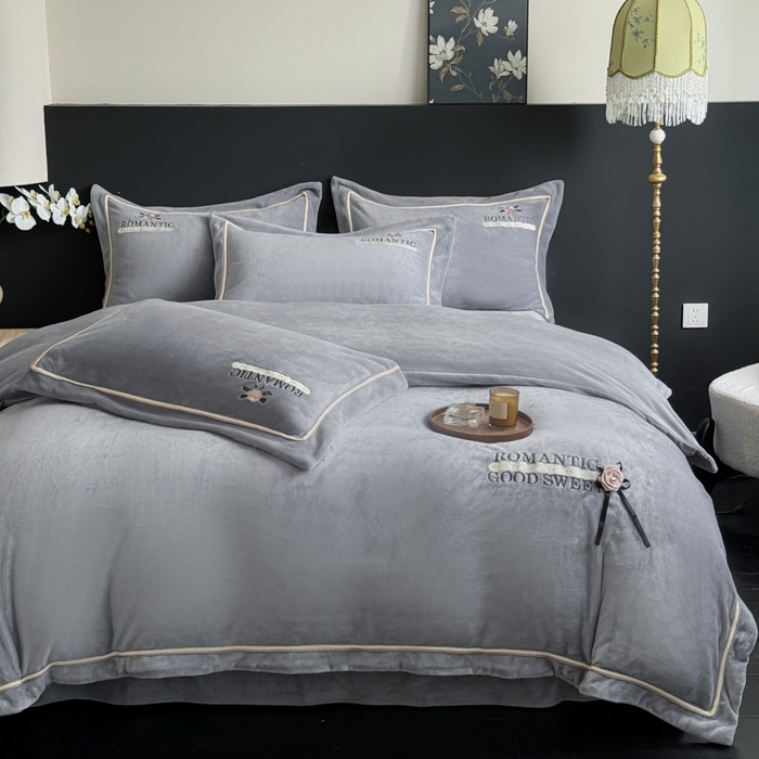 91家纺网 家纺一手货源 找家纺 优姿家纺 2025新款10斤牛奶绒绣花宽边花边压线保暖四件套-幽香玫瑰 幽香玫瑰—灰色