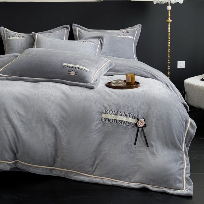 91家纺网 家纺一手货源 找家纺 优姿家纺 2025新款10斤牛奶绒绣花宽边花边压线保暖四件套-幽香玫瑰 幽香玫瑰—灰色