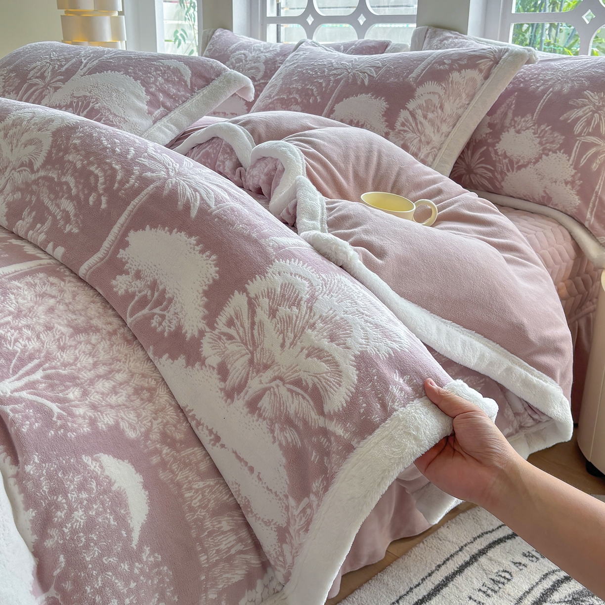91家纺网 家纺一手货源 找家纺 金艾草 2025新款雕花绒兔毛包边牛奶绒床盖款四件套 森林秘境-豆沙