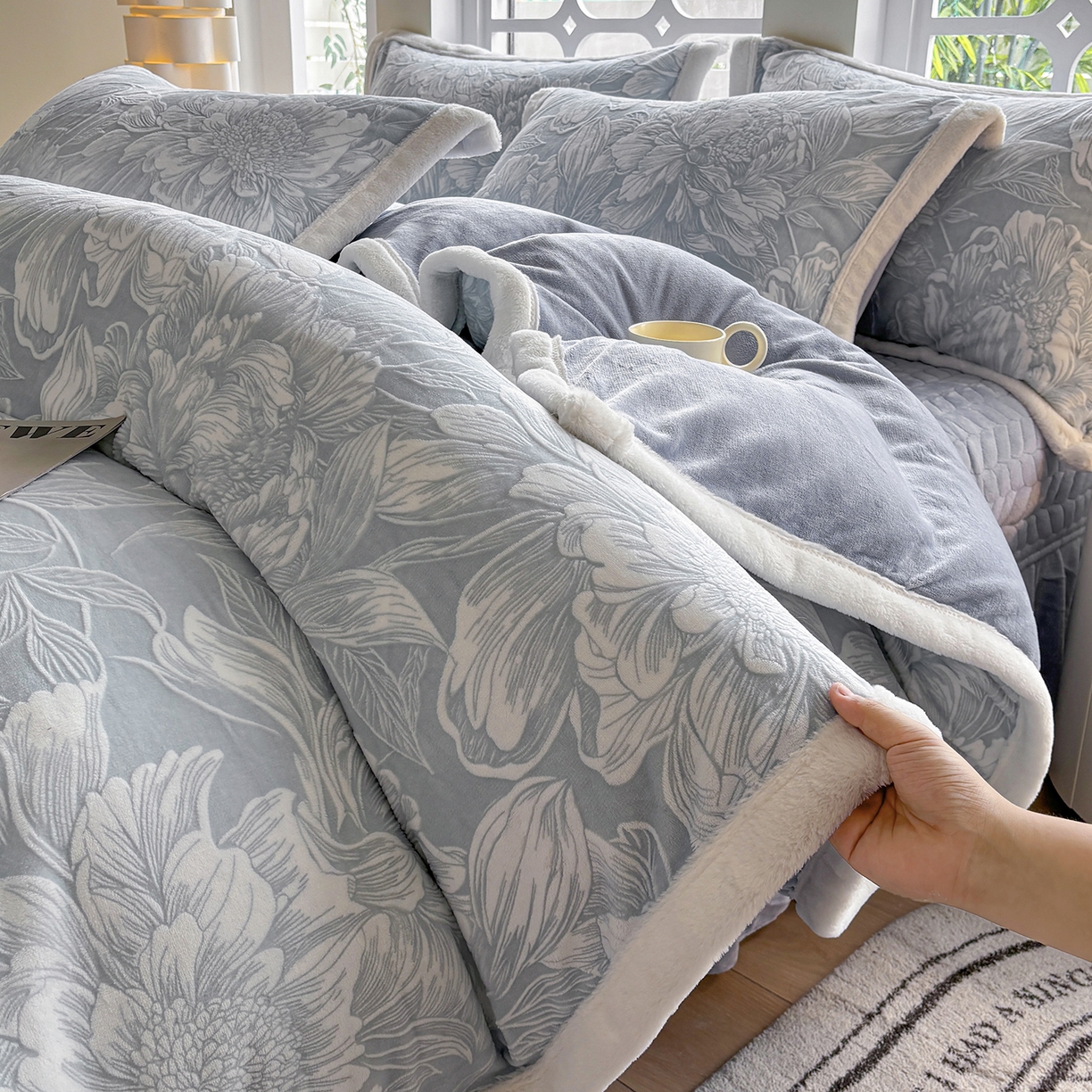 91家纺网 家纺一手货源 找家纺 金艾草 2025新款雕花绒兔毛包边牛奶绒床盖款四件套 芳华-浅蓝