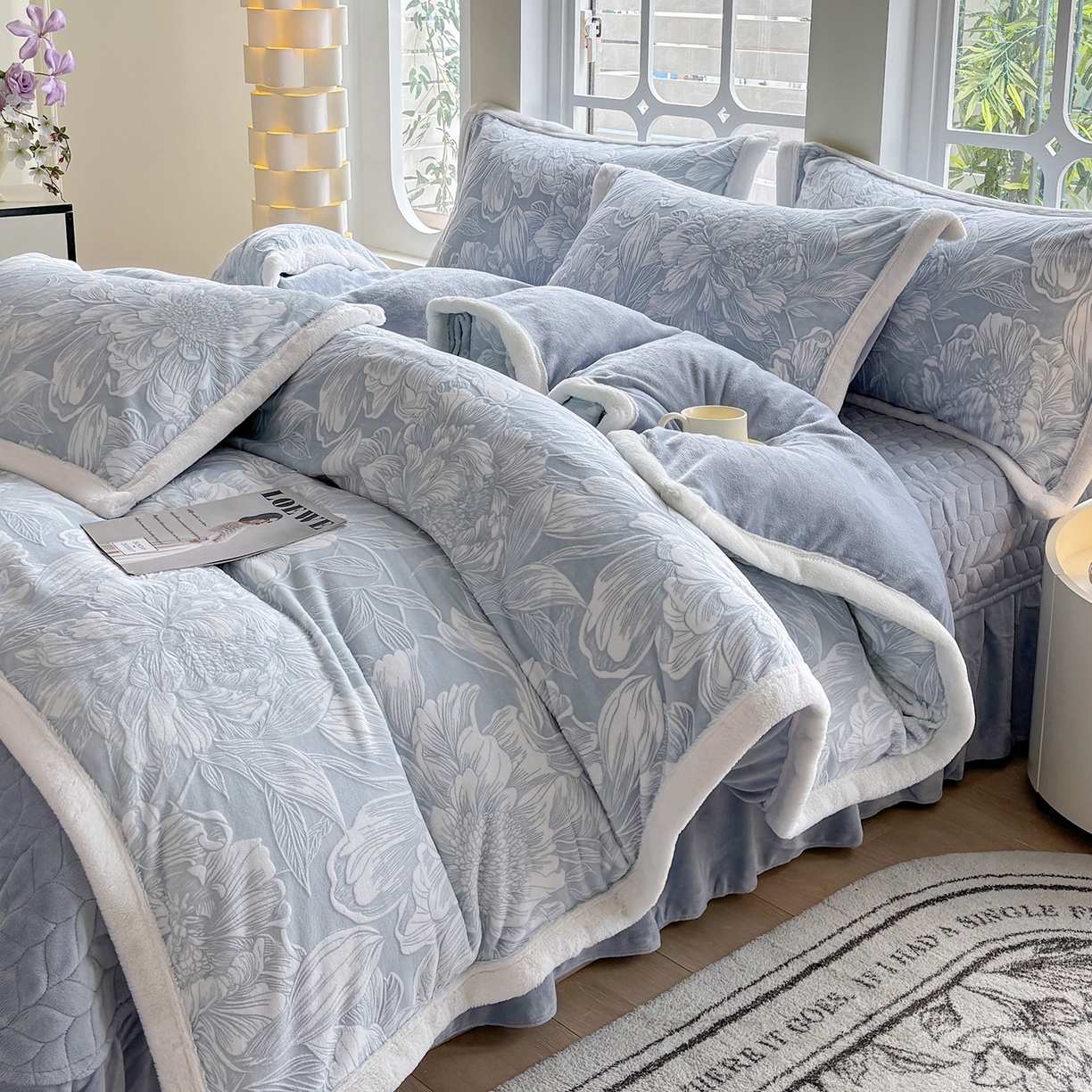 91家纺网 家纺一手货源 找家纺 金艾草 2025新款雕花绒兔毛包边牛奶绒床盖款四件套 芳华-浅蓝