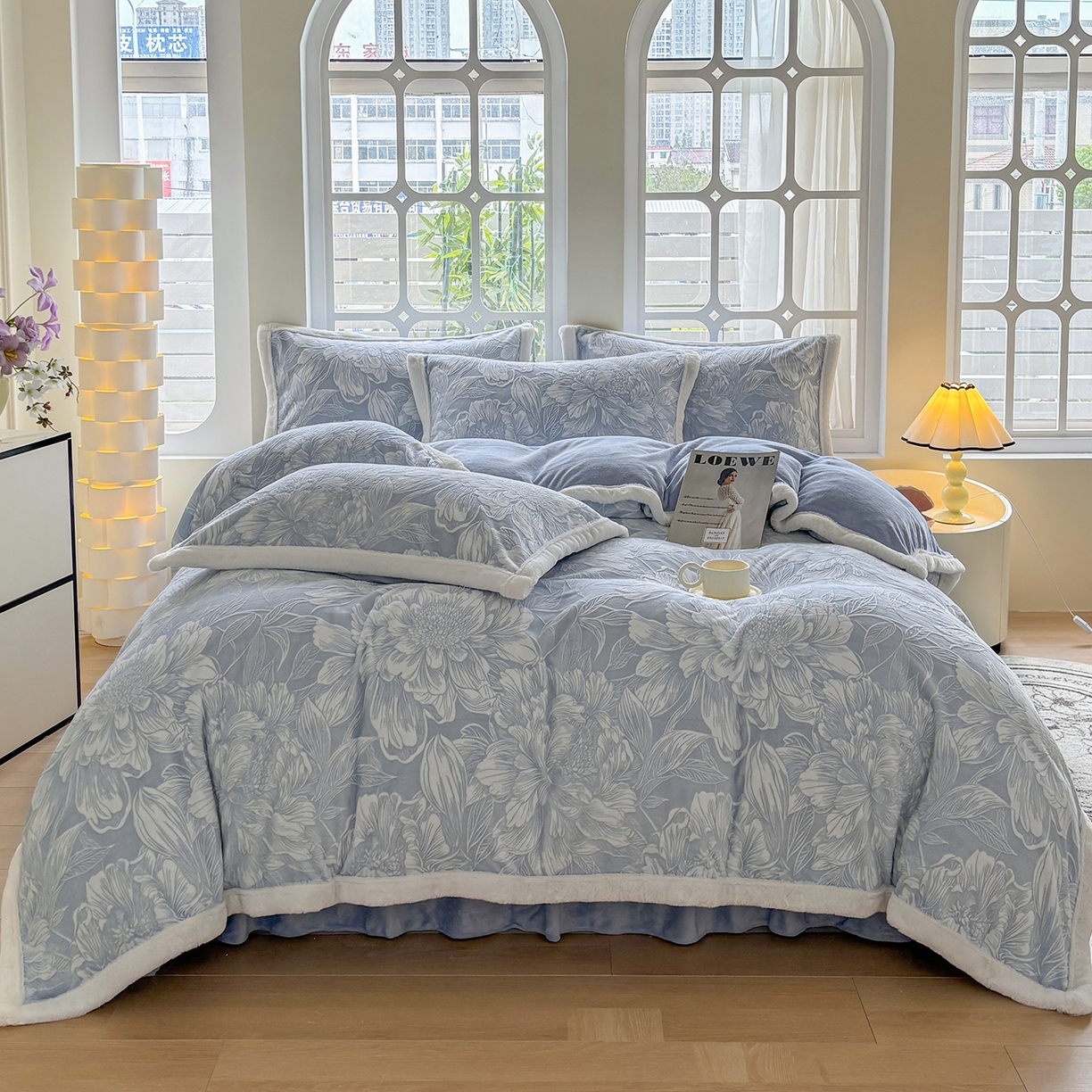 91家纺网 家纺一手货源 找家纺 金艾草 2025新款雕花绒兔毛包边牛奶绒床盖款四件套 芳华-浅蓝
