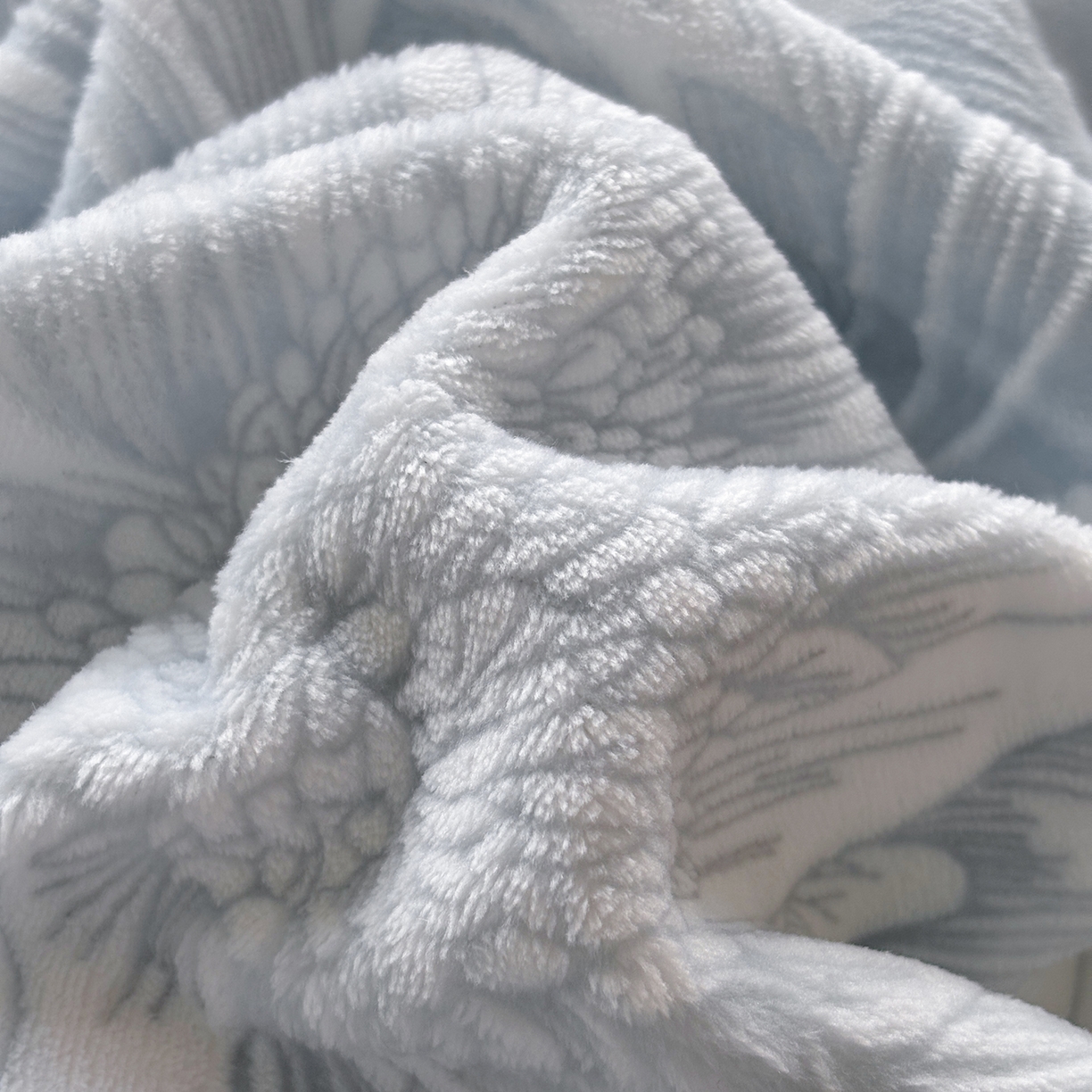 91家纺网 家纺一手货源 找家纺 金艾草 2025新款雕花绒兔毛包边牛奶绒床盖款四件套 芳华-浅蓝