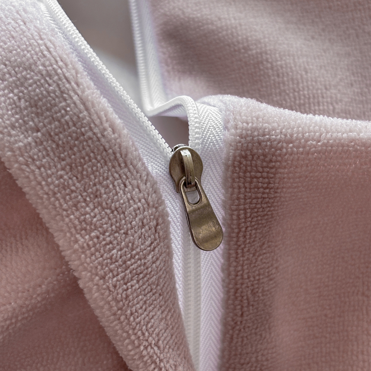 91家纺网 家纺一手货源 找家纺 金艾草 2025新款雕花绒兔毛包边牛奶绒床盖款四件套 森林秘境-豆沙