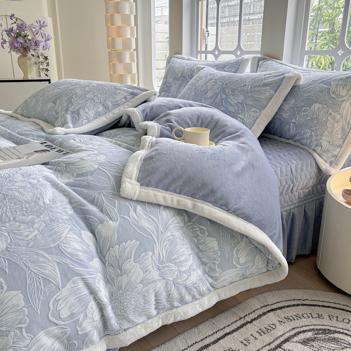 91家纺网 家纺一手货源 找家纺 金艾草 2025新款雕花绒兔毛包边牛奶绒床盖款四件套 芳华-浅蓝