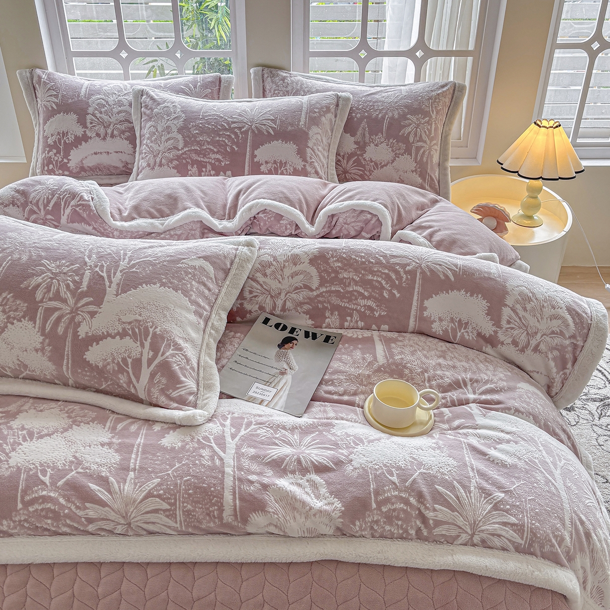 91家纺网 家纺一手货源 找家纺 金艾草 2025新款雕花绒兔毛包边牛奶绒床盖款四件套 森林秘境-豆沙