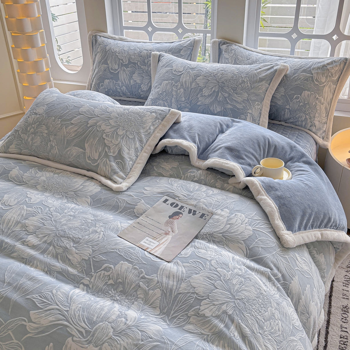 91家纺网 家纺一手货源 找家纺 金艾草 2025新款雕花绒兔毛包边牛奶绒床盖款四件套 芳华-浅蓝