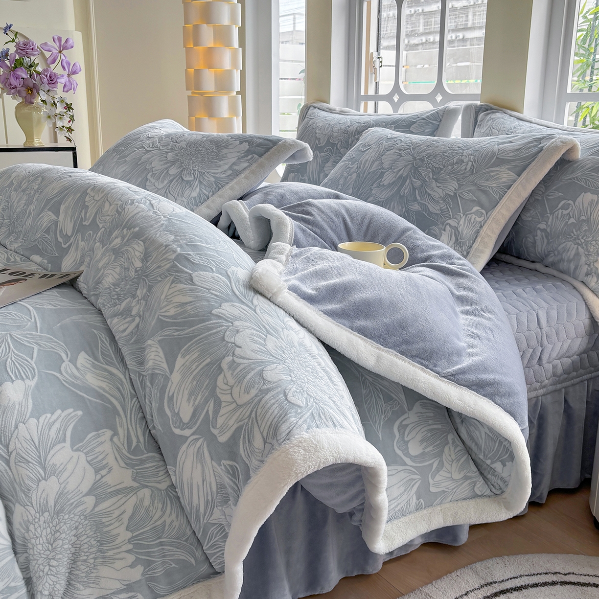 91家纺网 家纺一手货源 找家纺 金艾草 2025新款雕花绒兔毛包边牛奶绒床盖款四件套 芳华-浅蓝