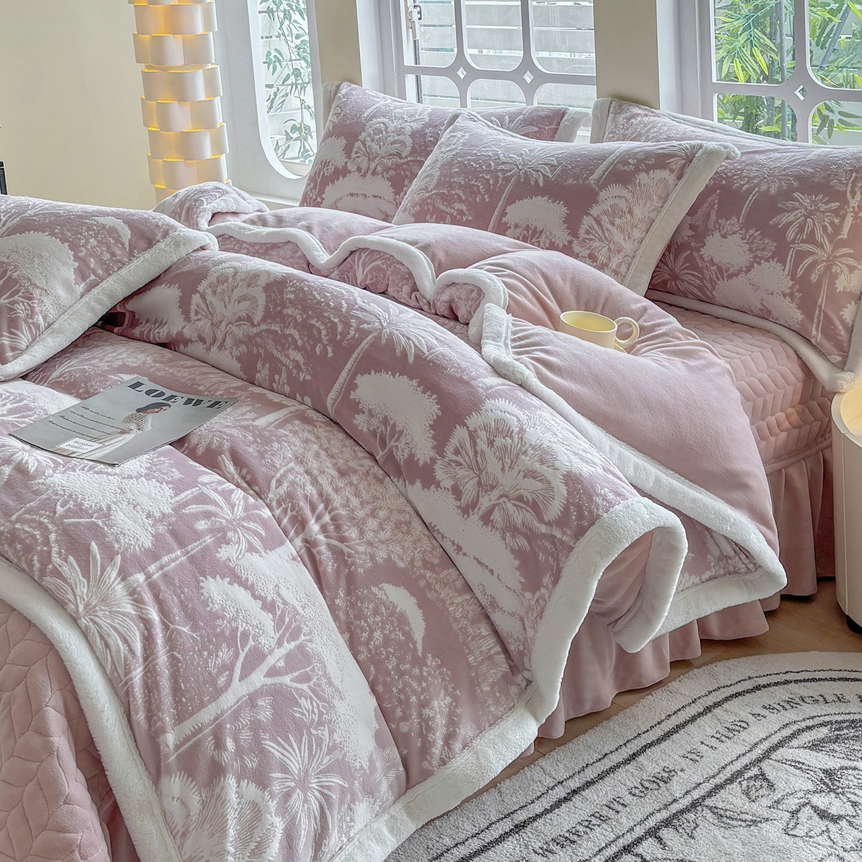 91家纺网 家纺一手货源 找家纺 金艾草 2025新款雕花绒兔毛包边牛奶绒床盖款四件套 森林秘境-豆沙