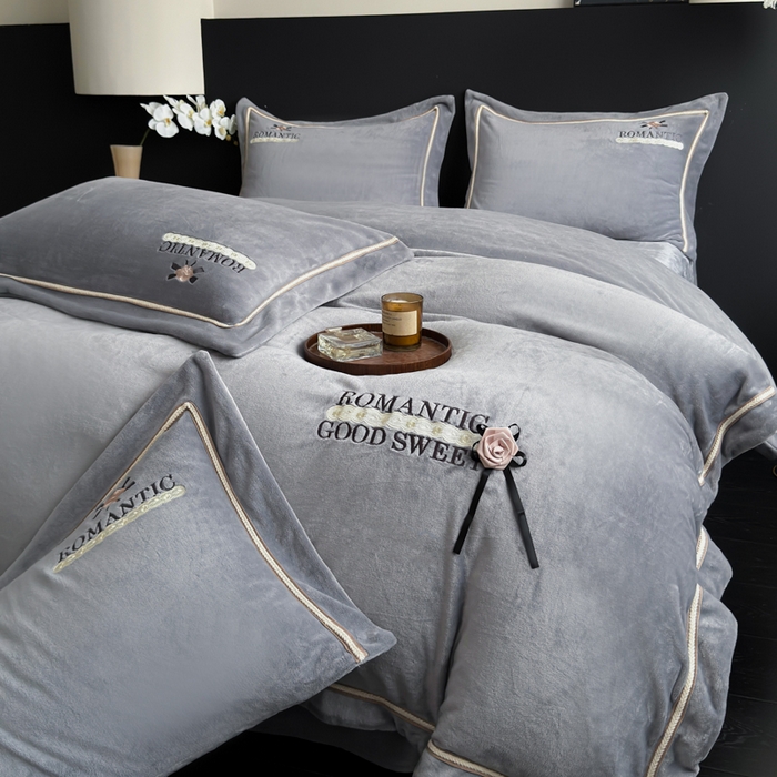 91家纺网 家纺一手货源 找家纺 优姿家纺 2025新款10斤牛奶绒绣花宽边花边压线保暖四件套-幽香玫瑰 幽香玫瑰—灰色