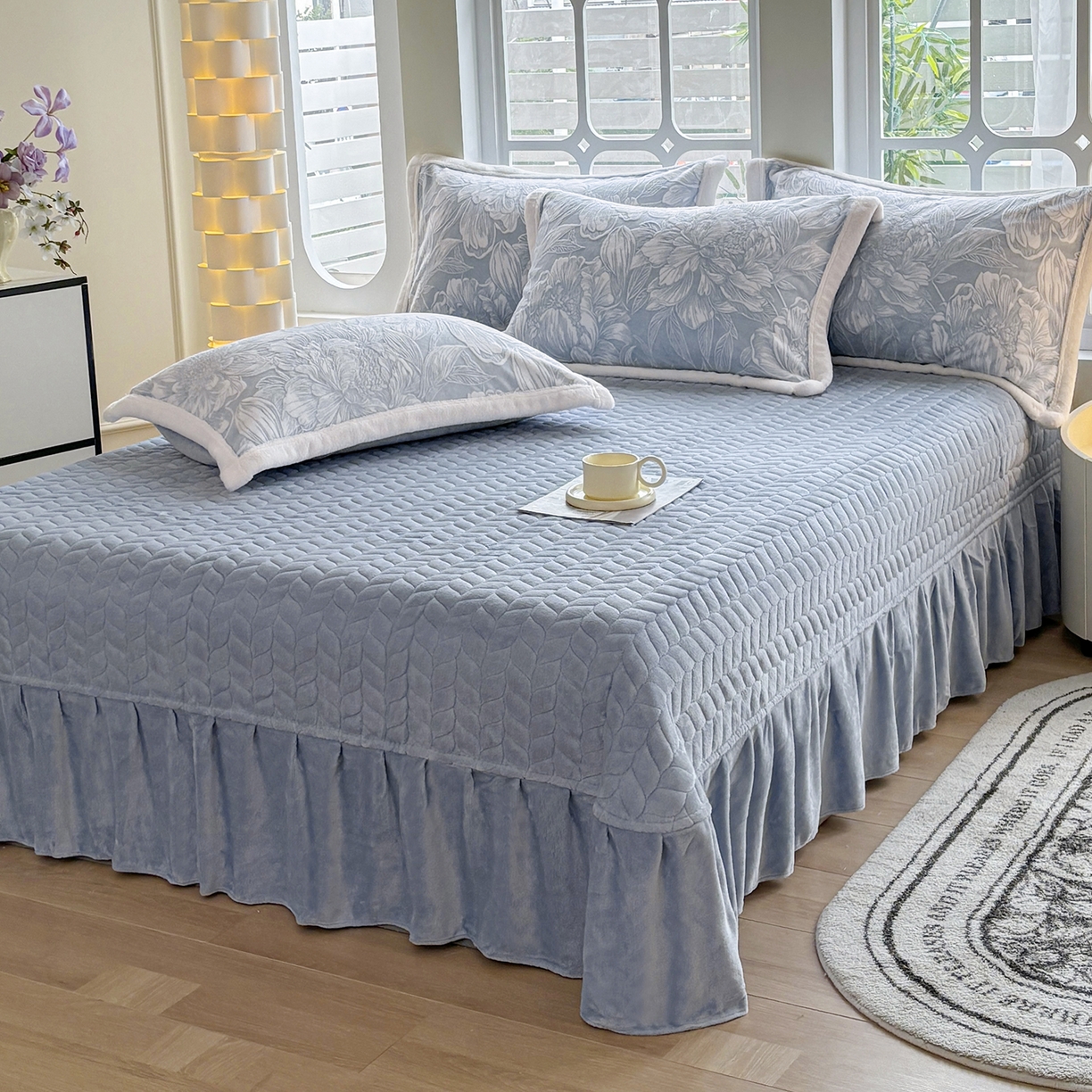 91家纺网 家纺一手货源 找家纺 金艾草 2025新款雕花绒兔毛包边牛奶绒床盖款四件套 芳华-浅蓝