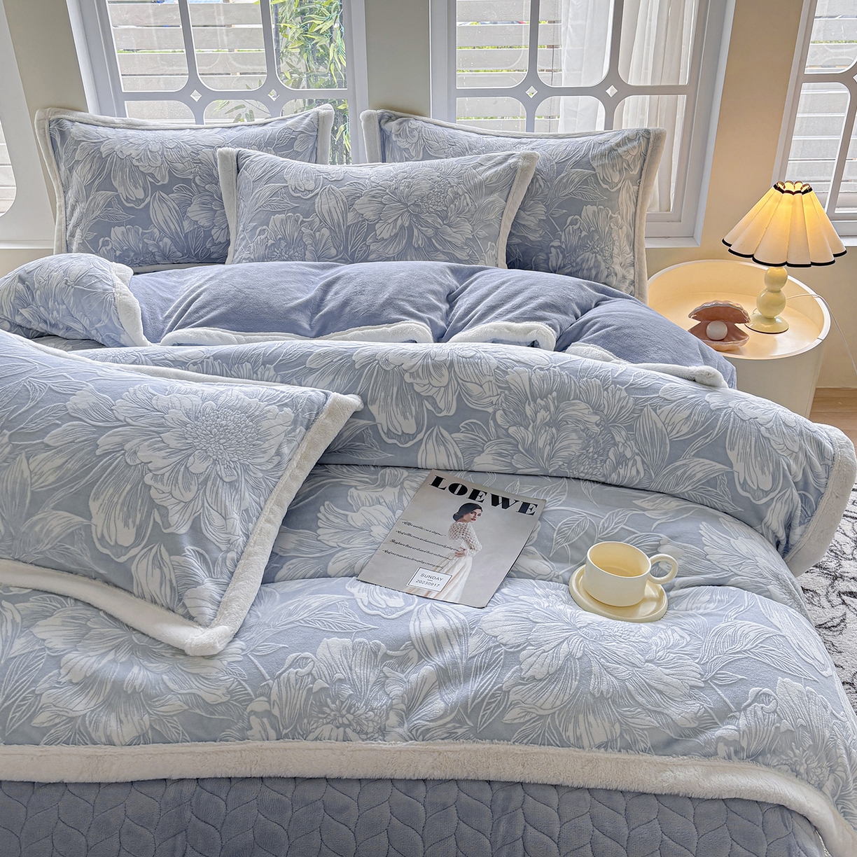 91家纺网 家纺一手货源 找家纺 金艾草 2025新款雕花绒兔毛包边牛奶绒床盖款四件套 芳华-浅蓝