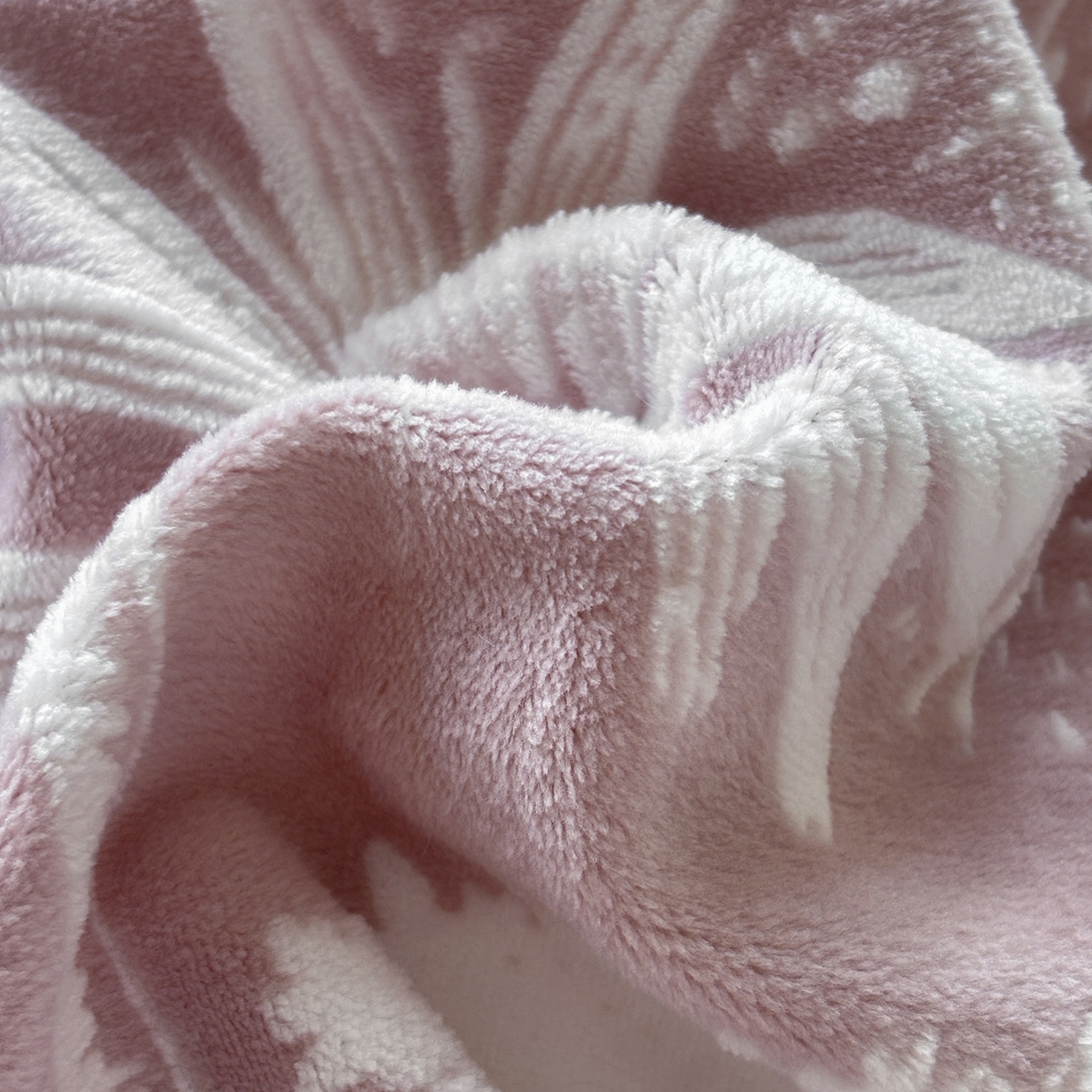 91家纺网 家纺一手货源 找家纺 金艾草 2025新款雕花绒兔毛包边牛奶绒床盖款四件套 森林秘境-豆沙