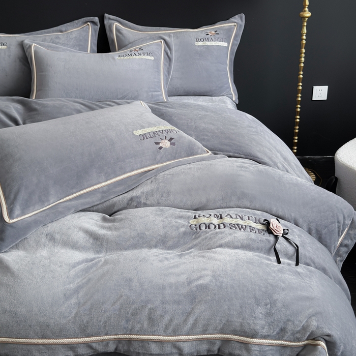 91家纺网 家纺一手货源 找家纺 优姿家纺 2025新款10斤牛奶绒绣花宽边花边压线保暖四件套-幽香玫瑰 幽香玫瑰—灰色