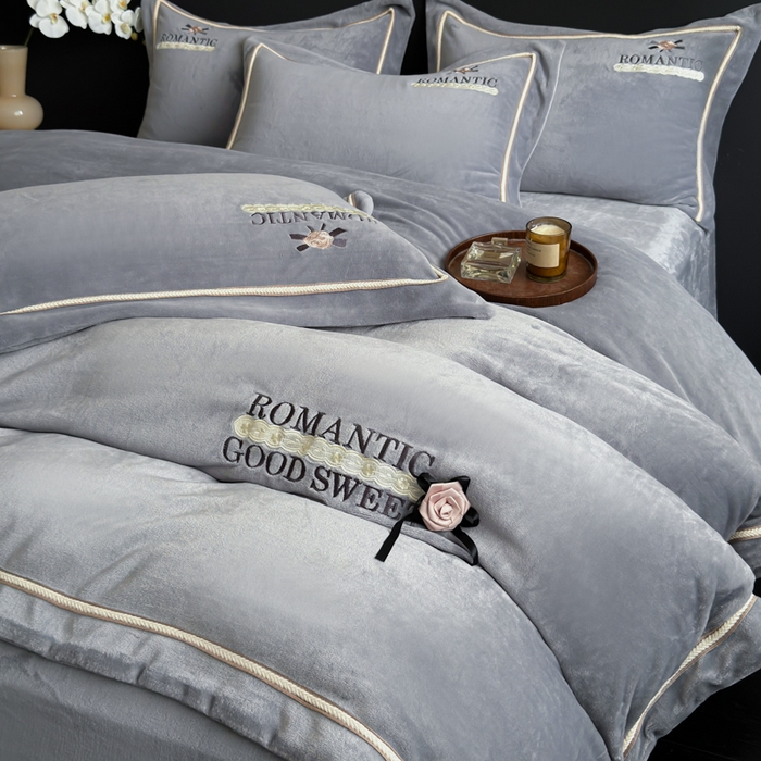 91家纺网 家纺一手货源 找家纺 优姿家纺 2025新款10斤牛奶绒绣花宽边花边压线保暖四件套-幽香玫瑰 幽香玫瑰—灰色