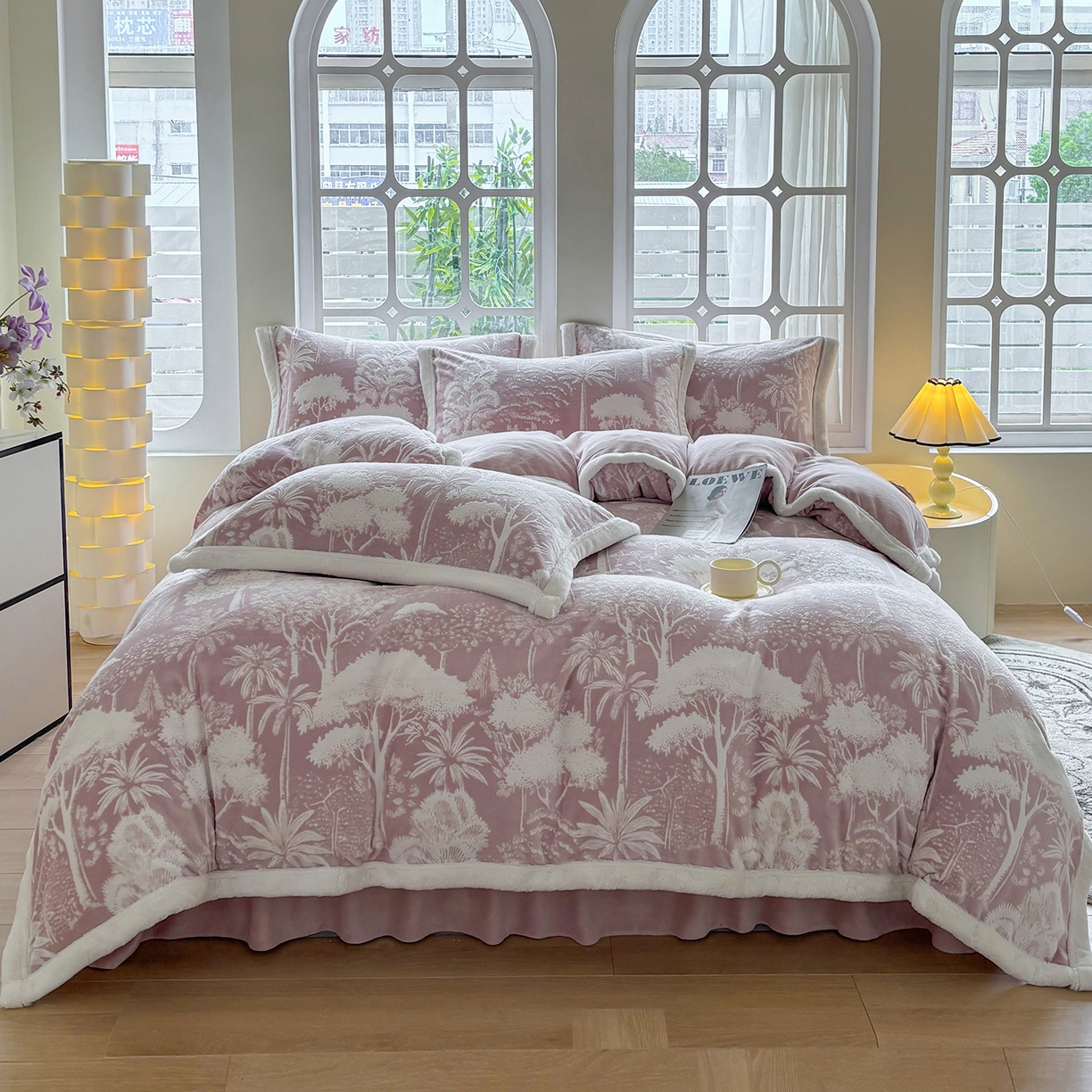 91家纺网 家纺一手货源 找家纺 金艾草 2025新款雕花绒兔毛包边牛奶绒床盖款四件套 森林秘境-豆沙