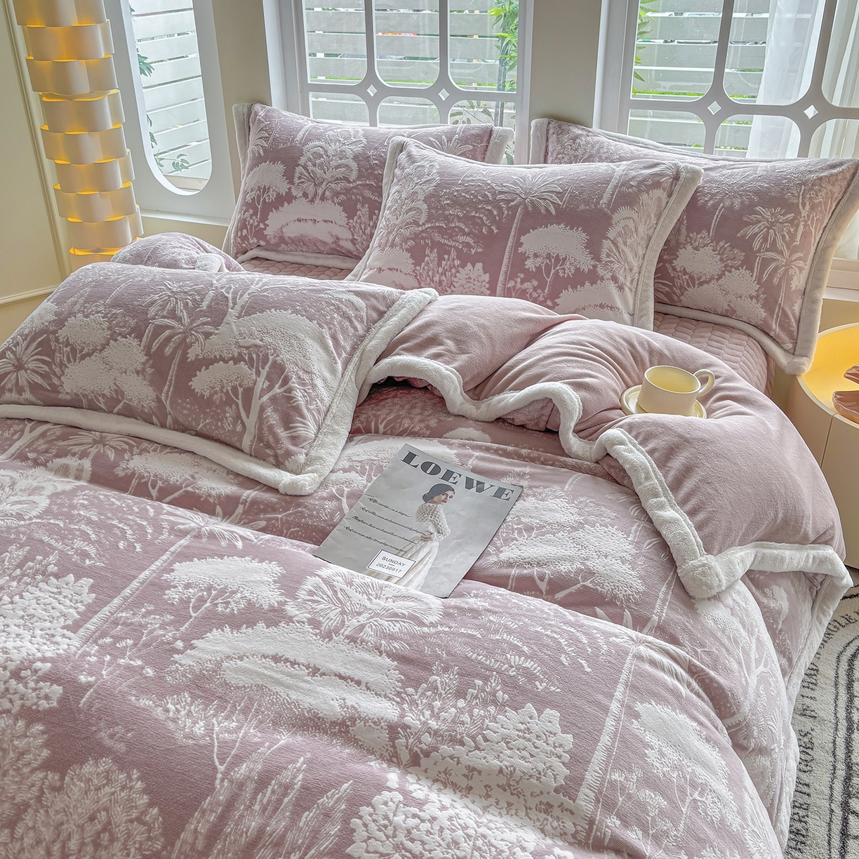 91家纺网 家纺一手货源 找家纺 金艾草 2025新款雕花绒兔毛包边牛奶绒床盖款四件套 森林秘境-豆沙