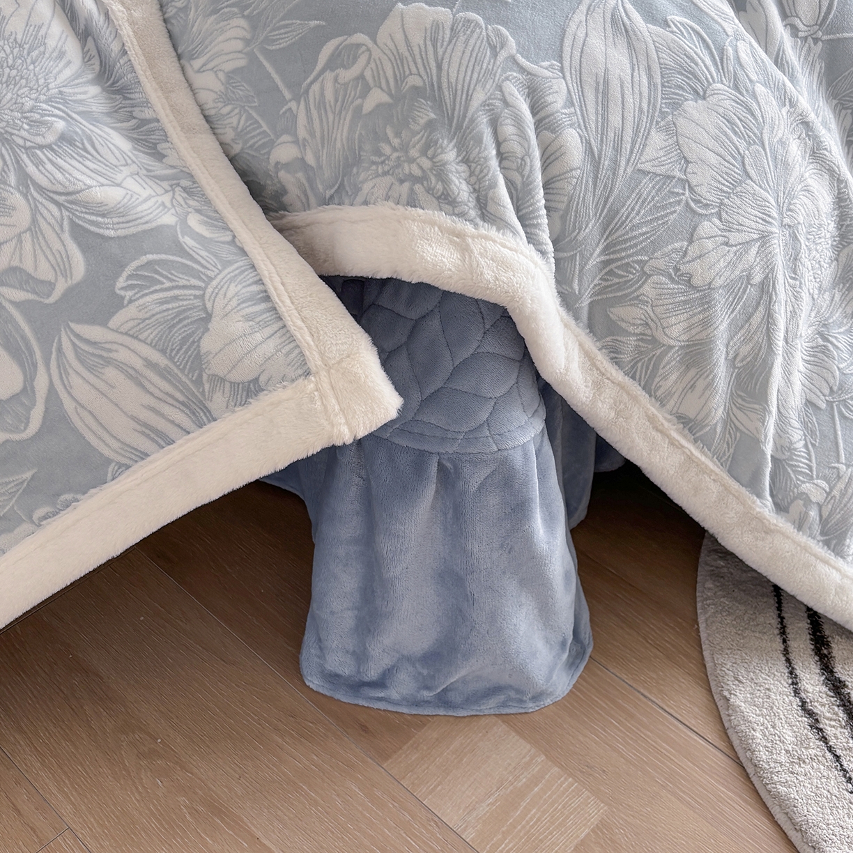 91家纺网 家纺一手货源 找家纺 金艾草 2025新款雕花绒兔毛包边牛奶绒床盖款四件套 芳华-浅蓝