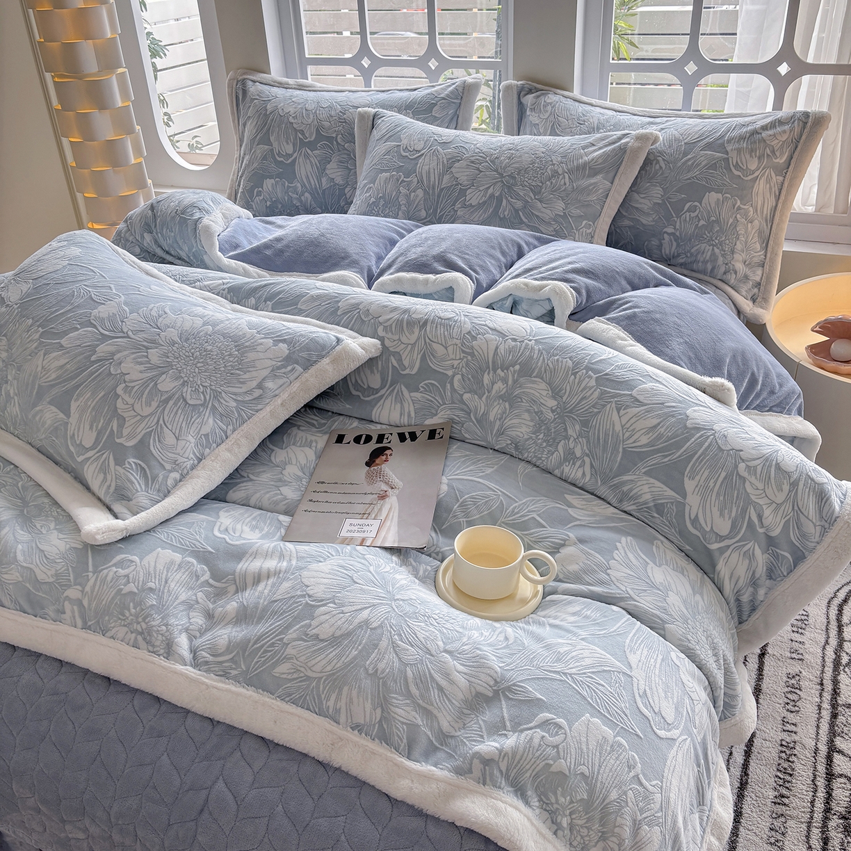 91家纺网 家纺一手货源 找家纺 金艾草 2025新款雕花绒兔毛包边牛奶绒床盖款四件套 芳华-浅蓝