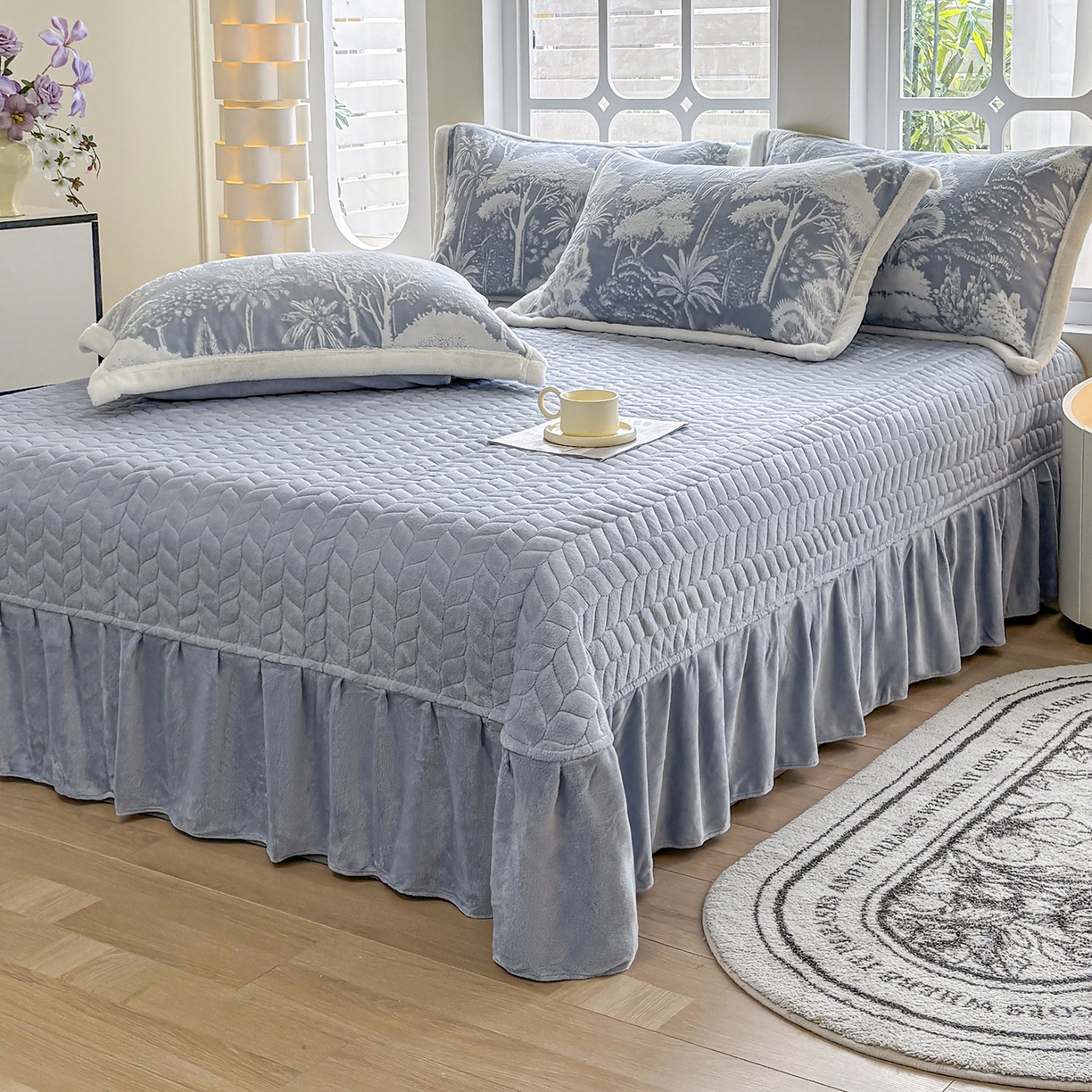 91家纺网 家纺一手货源 找家纺 金艾草 2025新款雕花绒兔毛包边牛奶绒床盖款四件套 森林秘境-浅蓝