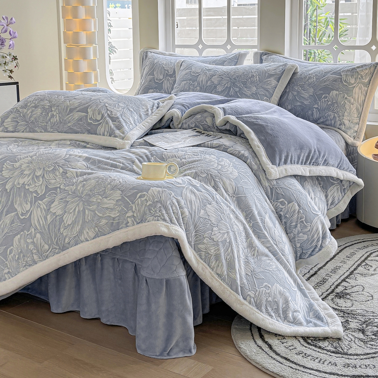 91家纺网 家纺一手货源 找家纺 金艾草 2025新款雕花绒兔毛包边牛奶绒床盖款四件套 芳华-浅蓝