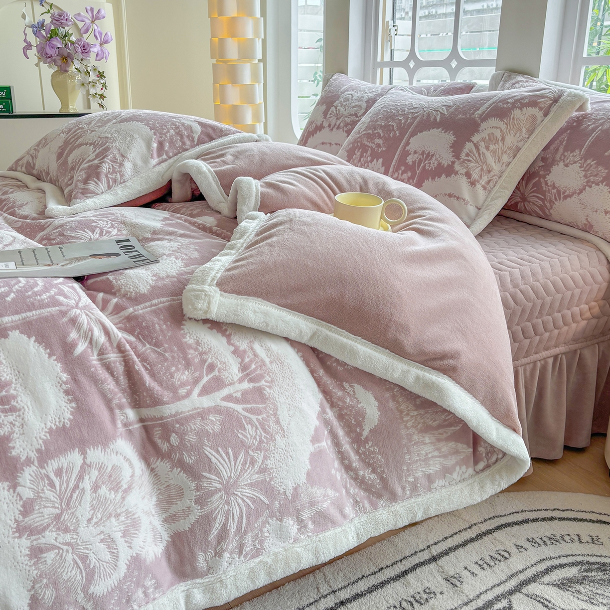 91家纺网 家纺一手货源 找家纺 金艾草 2025新款雕花绒兔毛包边牛奶绒床盖款四件套 森林秘境-豆沙