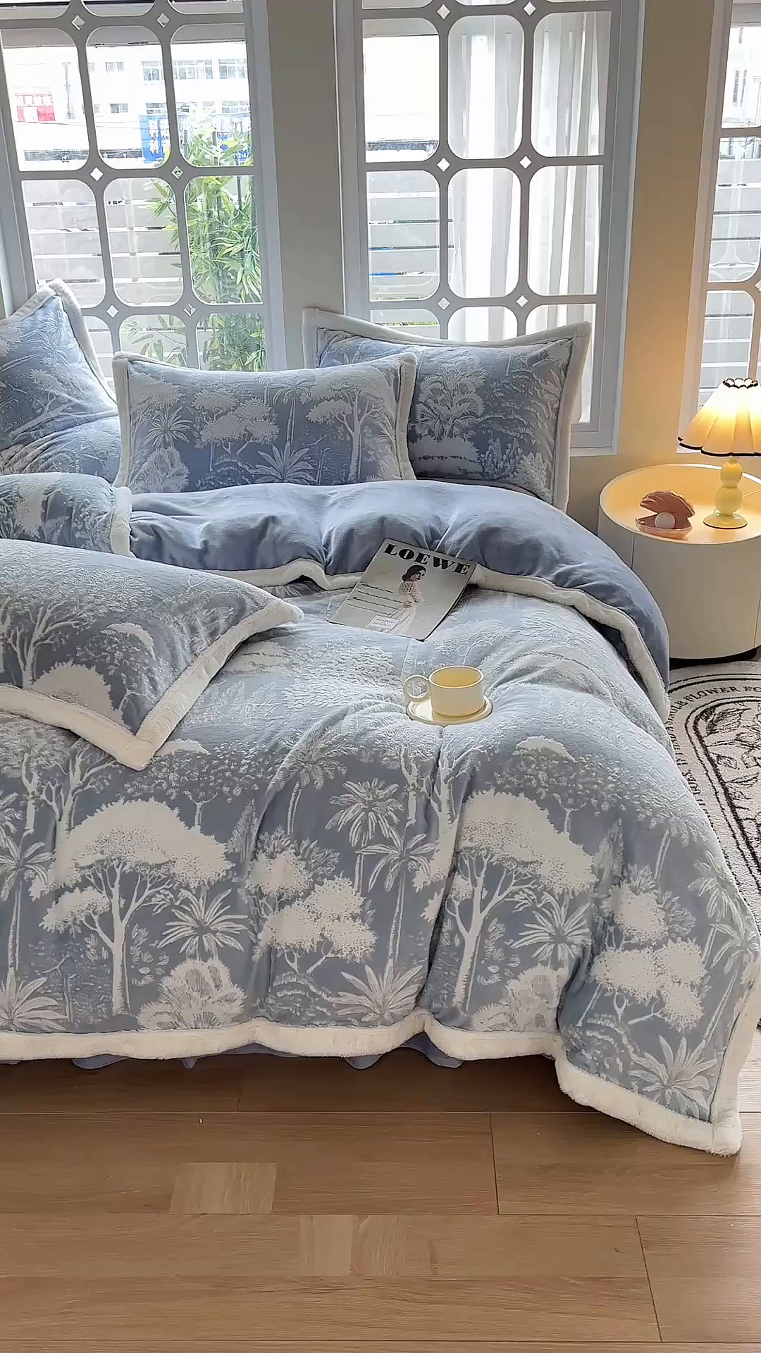 91家纺网 家纺一手货源 找家纺 金艾草 2025新款雕花绒兔毛包边牛奶绒床盖款四件套 森林秘境-浅蓝