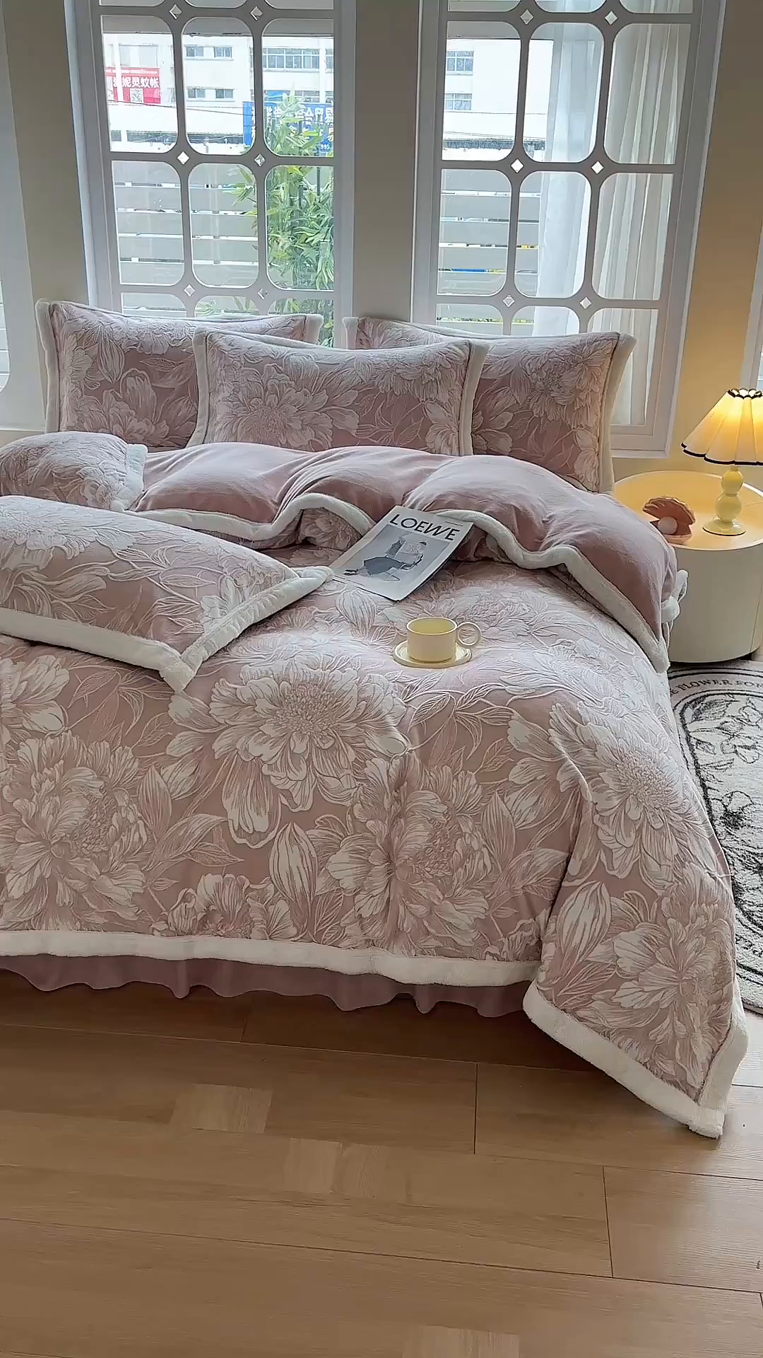 91家纺网 家纺一手货源 找家纺 金艾草 2025新款雕花绒兔毛包边牛奶绒床盖款四件套 芳华-豆沙