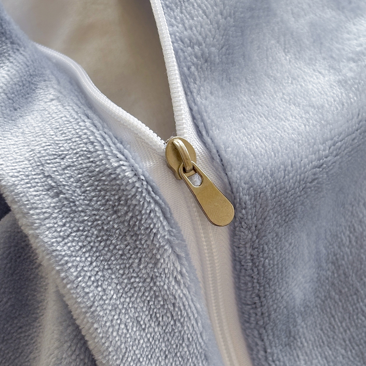 91家纺网 家纺一手货源 找家纺 金艾草 2025新款雕花绒兔毛包边牛奶绒床盖款四件套 芳华-浅蓝