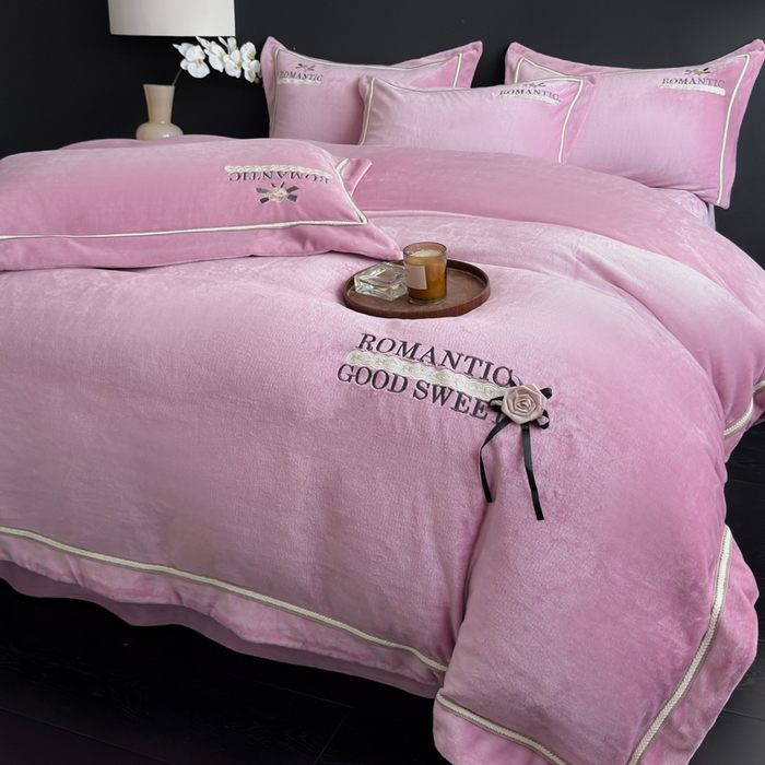 91家纺网 家纺一手货源 找家纺 优姿家纺 2025新款10斤牛奶绒绣花宽边花边压线保暖四件套-幽香玫瑰 幽香玫瑰—紫色