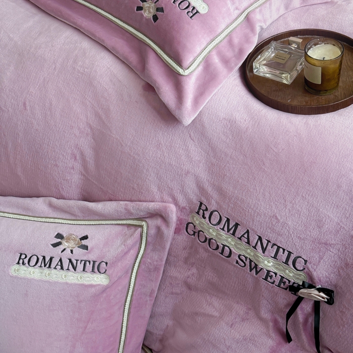 91家纺网 家纺一手货源 找家纺 优姿家纺 2025新款10斤牛奶绒绣花宽边花边压线保暖四件套-幽香玫瑰 幽香玫瑰—紫色