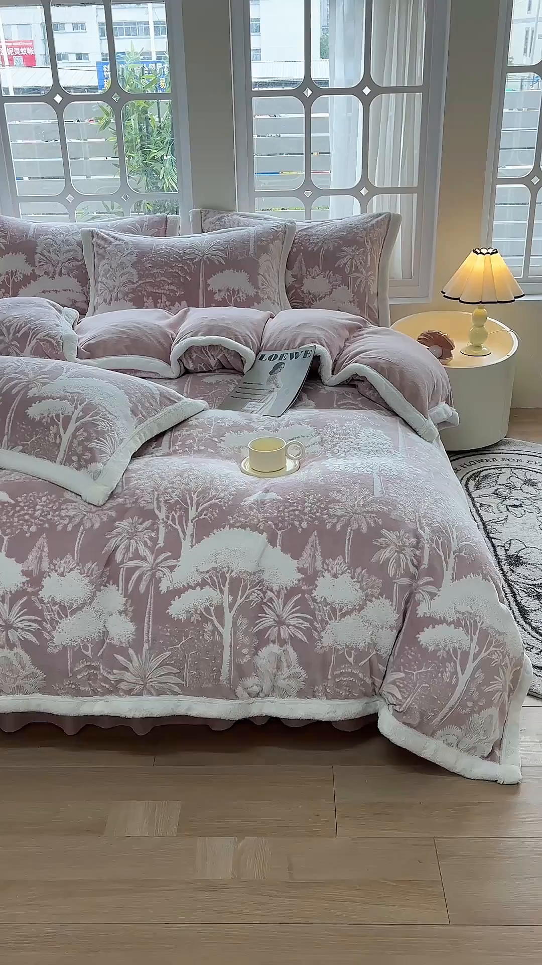 91家纺网 家纺一手货源 找家纺 金艾草 2025新款雕花绒兔毛包边牛奶绒床盖款四件套 森林秘境-豆沙