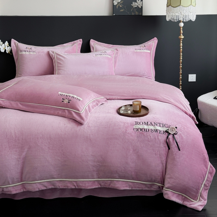 91家纺网 家纺一手货源 找家纺 优姿家纺 2025新款10斤牛奶绒绣花宽边花边压线保暖四件套-幽香玫瑰 幽香玫瑰—紫色