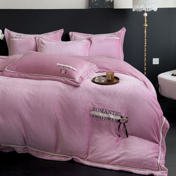 91家纺网 家纺一手货源 找家纺 优姿家纺 2025新款10斤牛奶绒绣花宽边花边压线保暖四件套-幽香玫瑰 幽香玫瑰—紫色