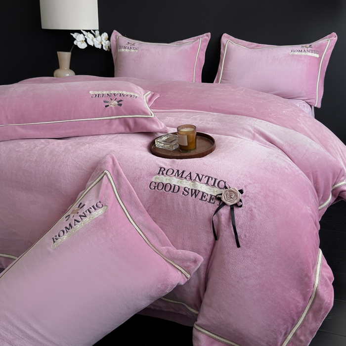 91家纺网 家纺一手货源 找家纺 优姿家纺 2025新款10斤牛奶绒绣花宽边花边压线保暖四件套-幽香玫瑰 幽香玫瑰—紫色