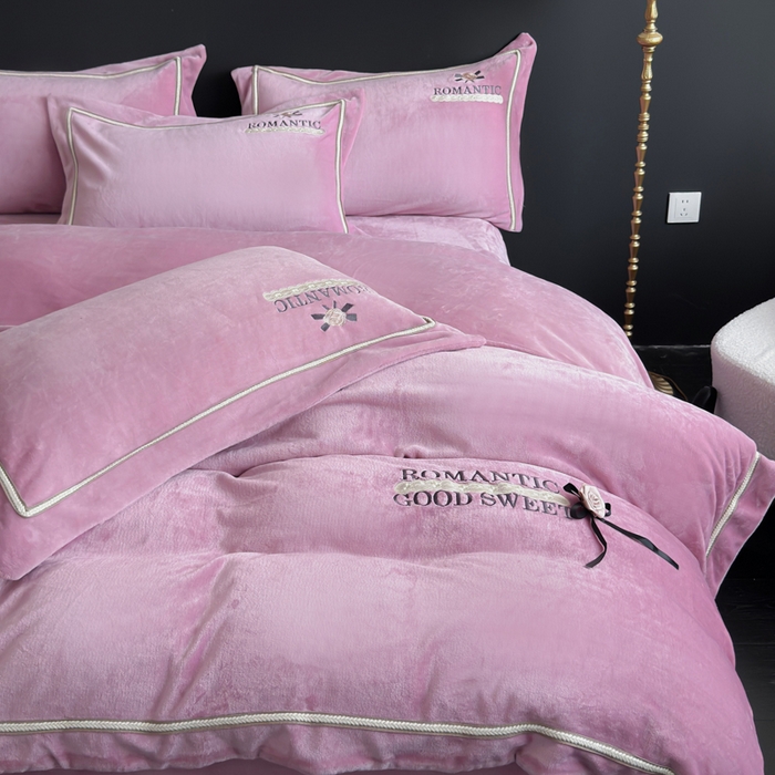 91家纺网 家纺一手货源 找家纺 优姿家纺 2025新款10斤牛奶绒绣花宽边花边压线保暖四件套-幽香玫瑰 幽香玫瑰—紫色