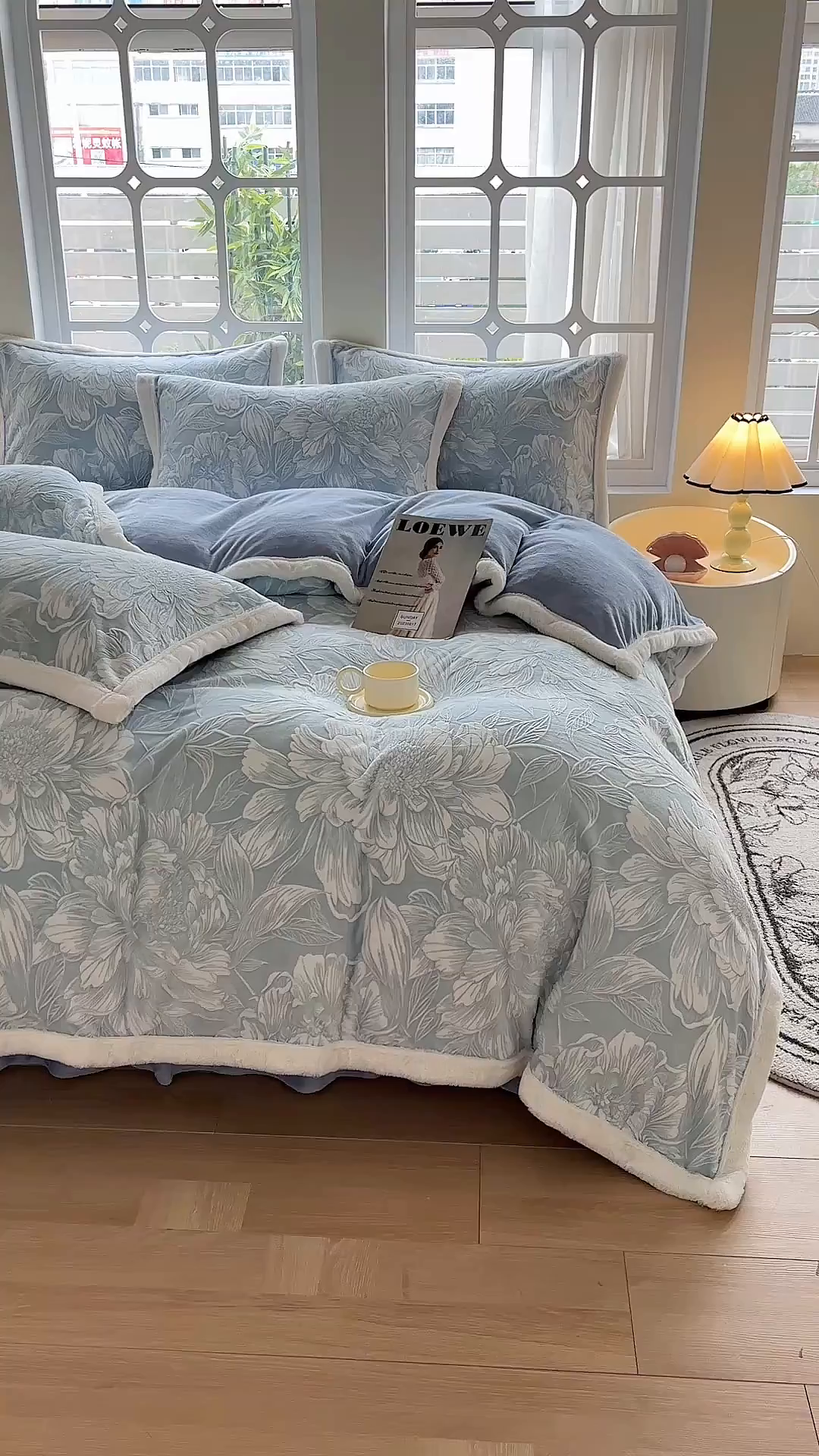 91家纺网 家纺一手货源 找家纺 金艾草 2025新款雕花绒兔毛包边牛奶绒床盖款四件套 芳华-浅蓝