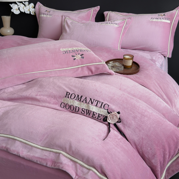 91家纺网 家纺一手货源 找家纺 优姿家纺 2025新款10斤牛奶绒绣花宽边花边压线保暖四件套-幽香玫瑰 幽香玫瑰—紫色